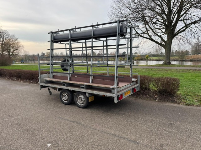 Aanhanger met glasblok huren